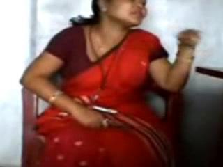 сексуальная индийский Красный сари auntylift показать ее чуть